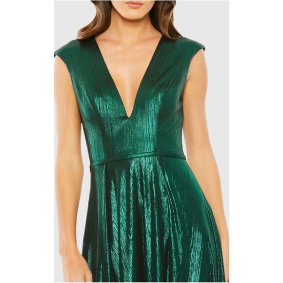 Elegant Green Maxi Dress - Picture 2 of 9